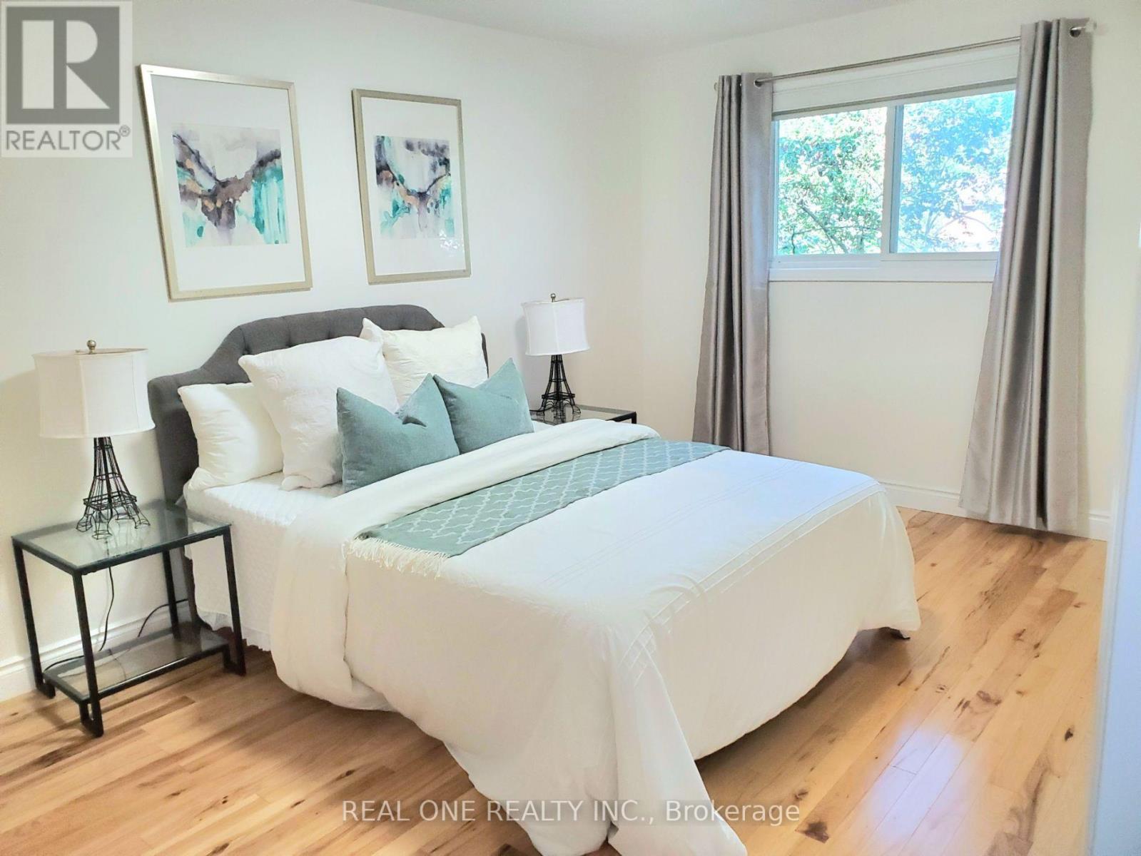 1585 Crombie Road, Mississauga, ON - Indoor Photo Showing Bedroom