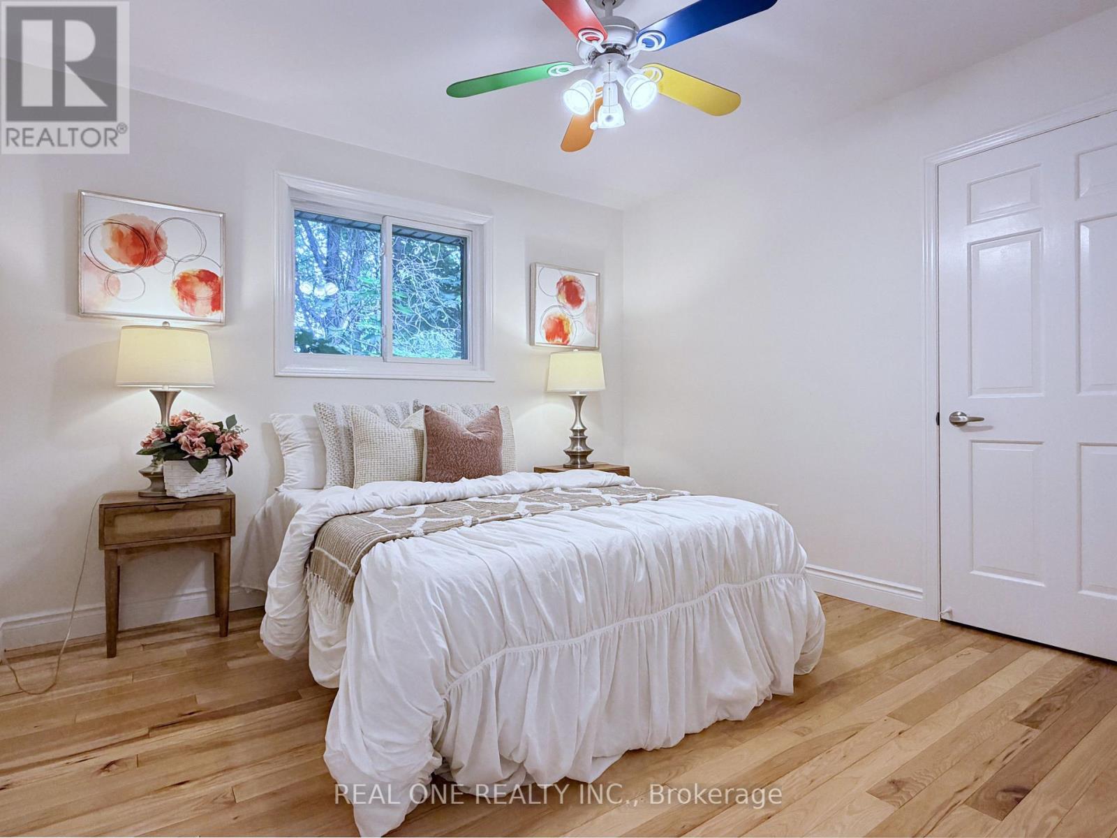 1585 Crombie Road, Mississauga, ON - Indoor Photo Showing Bedroom