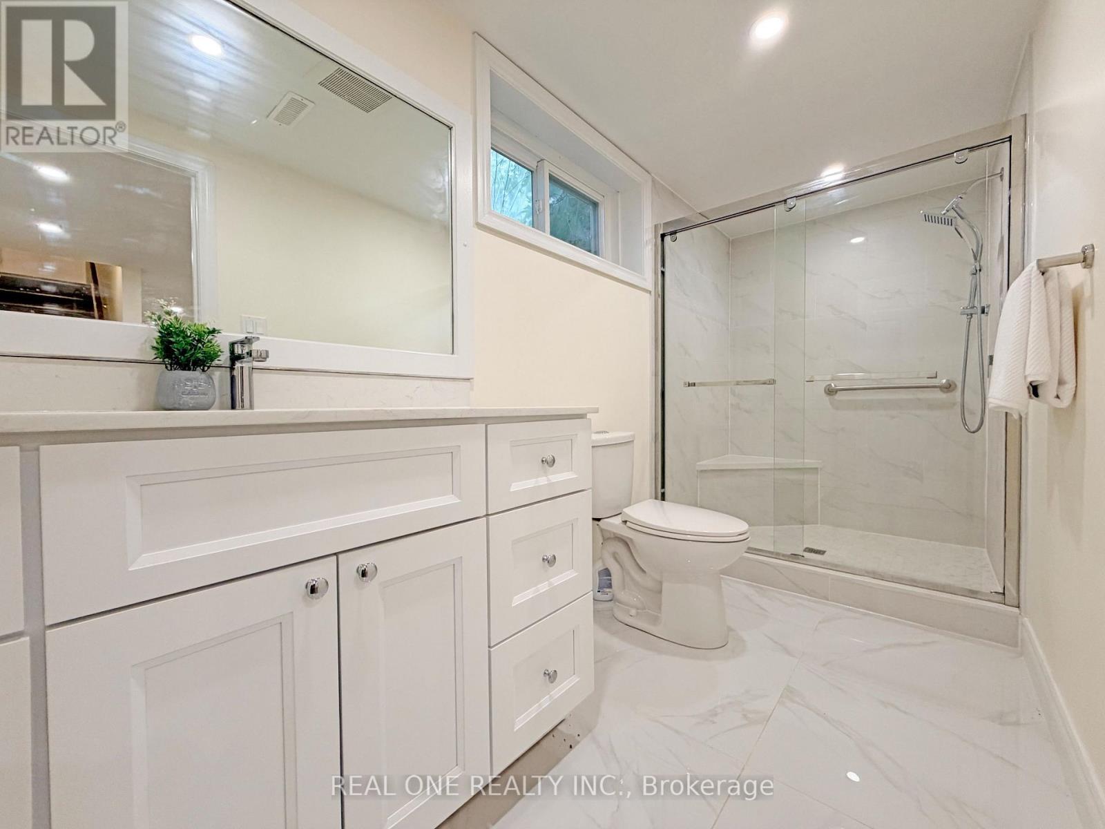 1585 Crombie Road, Mississauga, ON - Indoor Photo Showing Bathroom