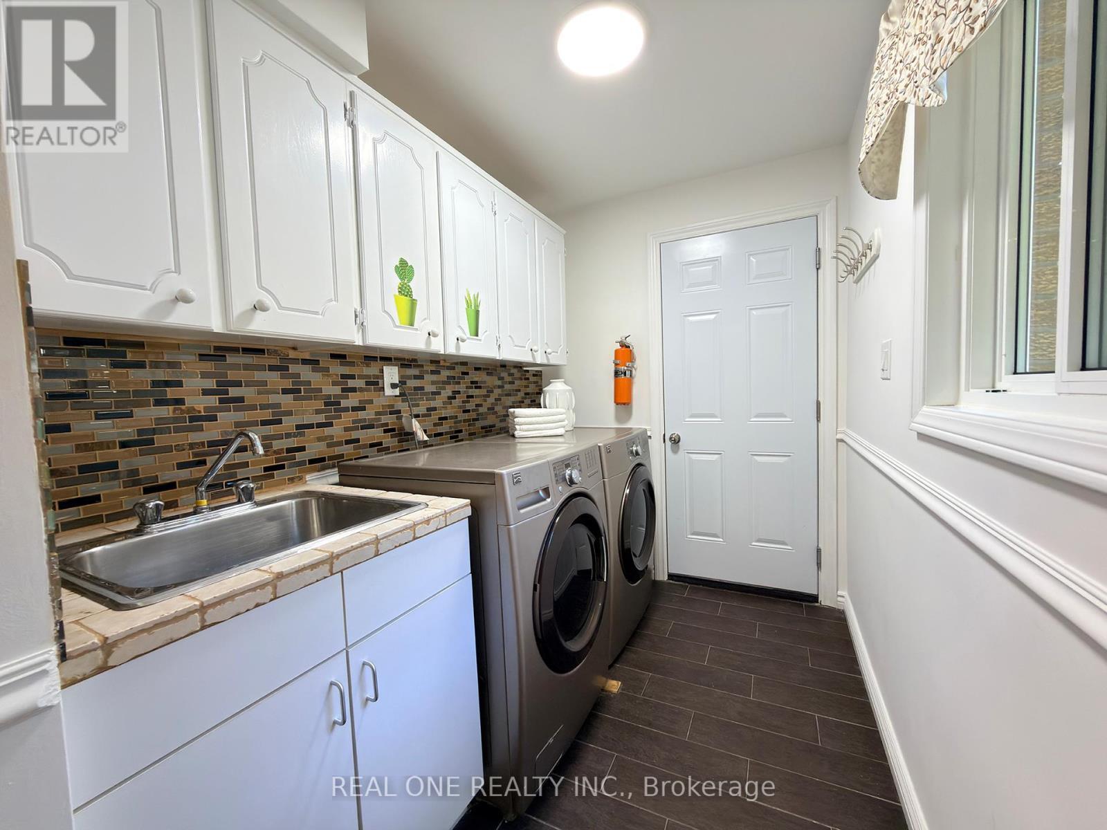 1585 Crombie Road, Mississauga, ON - Indoor Photo Showing Laundry Room