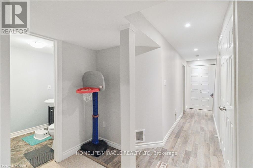 2245 Pathfinder Drive, Burlington, ON