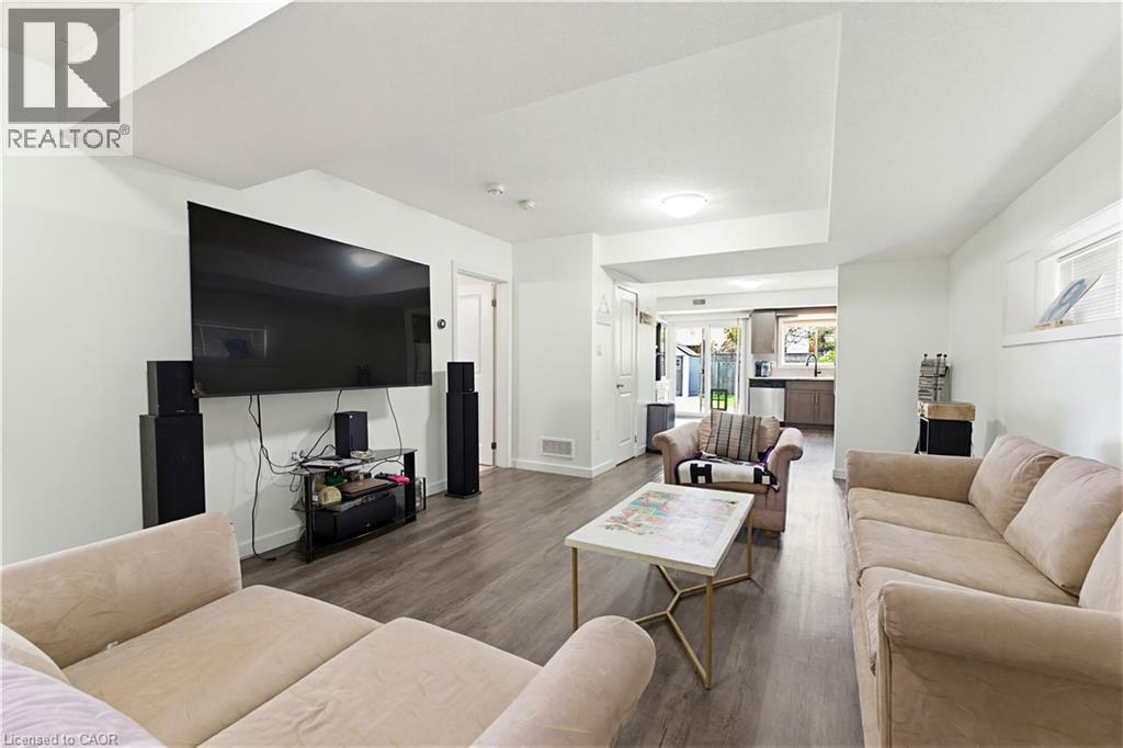 399 Greenfield Avenue, Kitchener, ON - Indoor Photo Showing Living Room