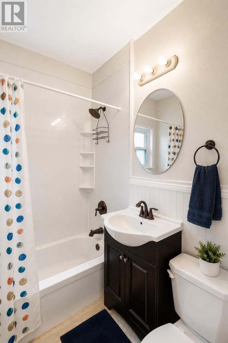 Apartment A bathroom - 11 Maxse Street, St. John'S, NL