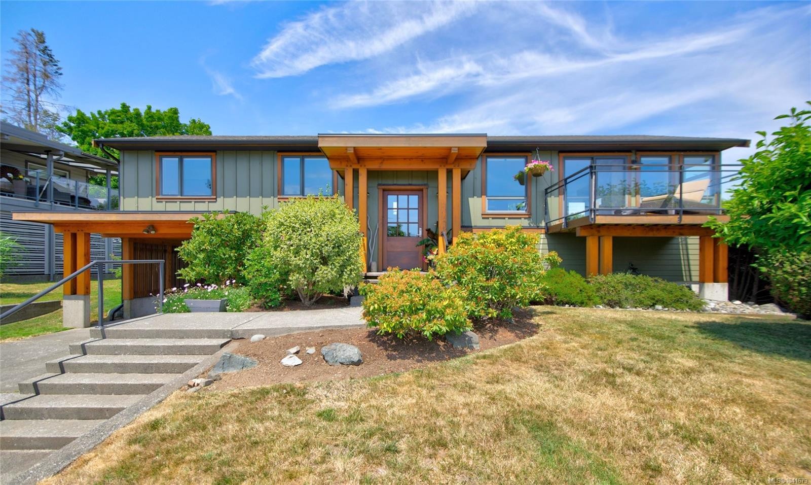 2052 Beaufort Ave, Comox, BC