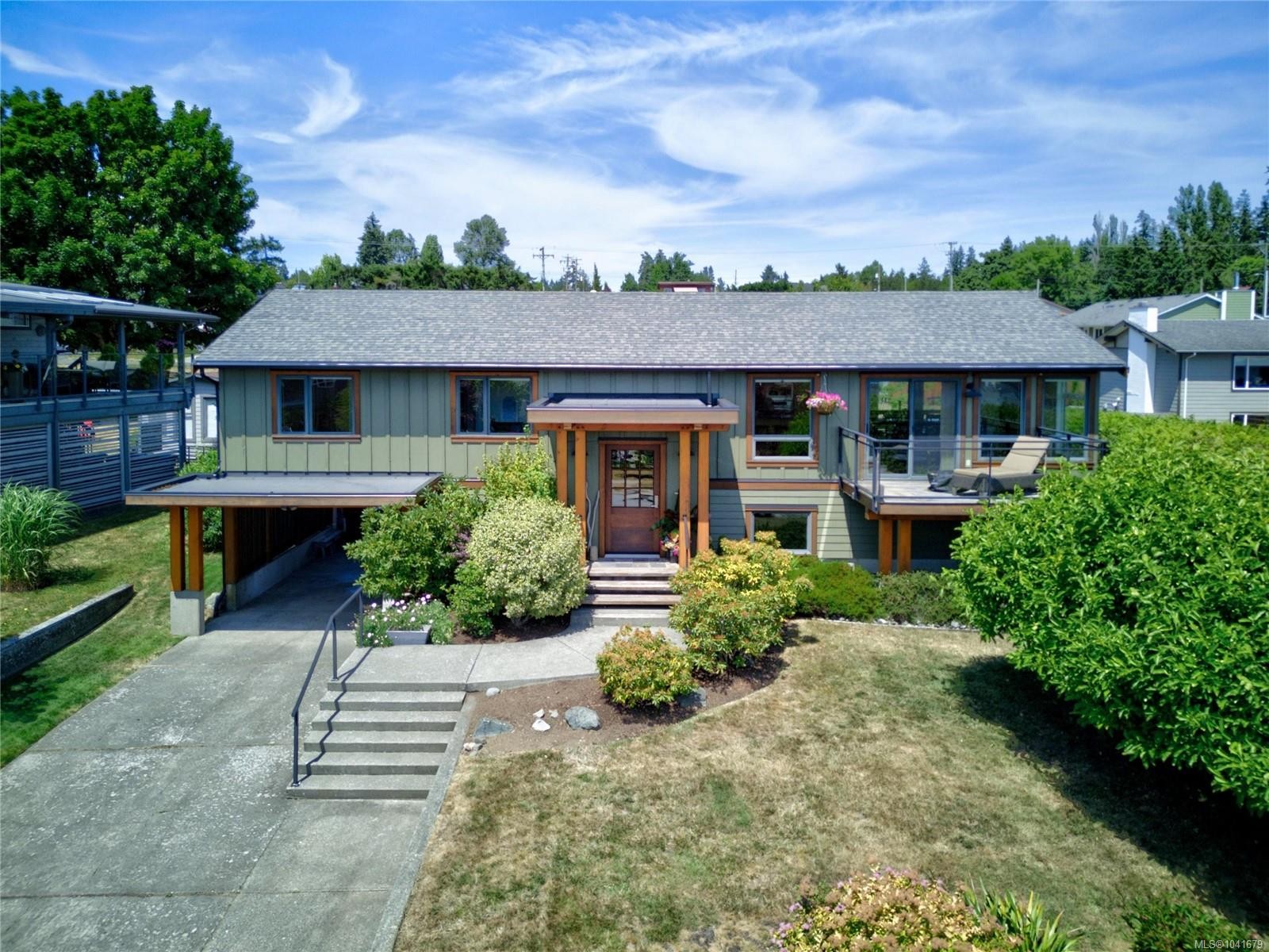 2052 Beaufort Ave, Comox, BC