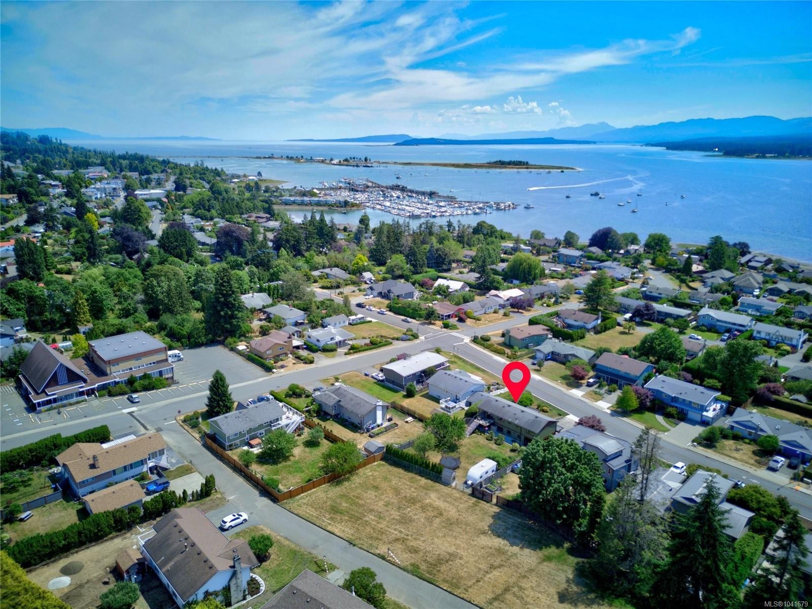 2052 Beaufort Ave, Comox, BC