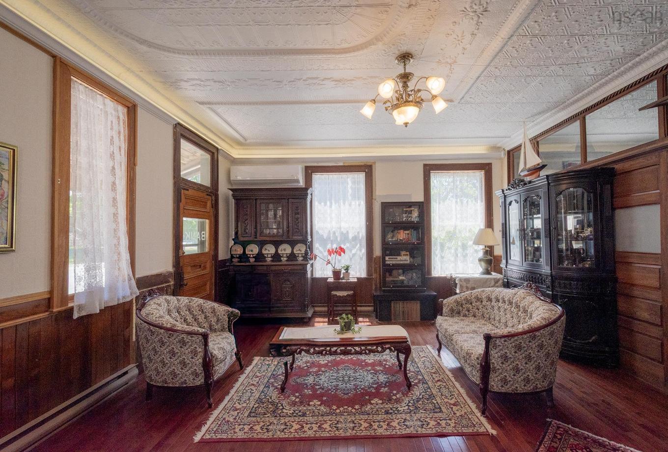 121 Water Street, Shelburne, NS - Indoor Photo Showing Living Room