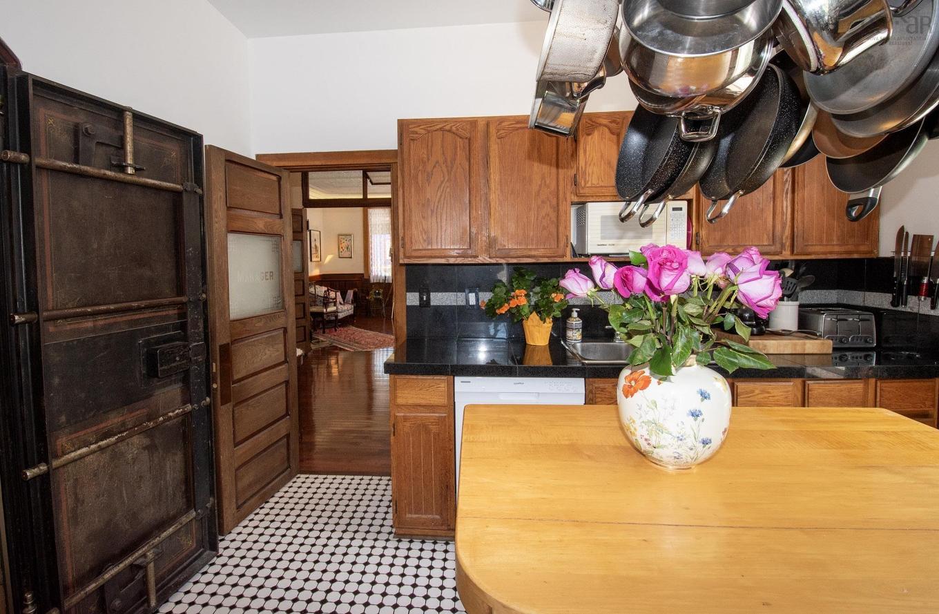 121 Water Street, Shelburne, NS - Indoor