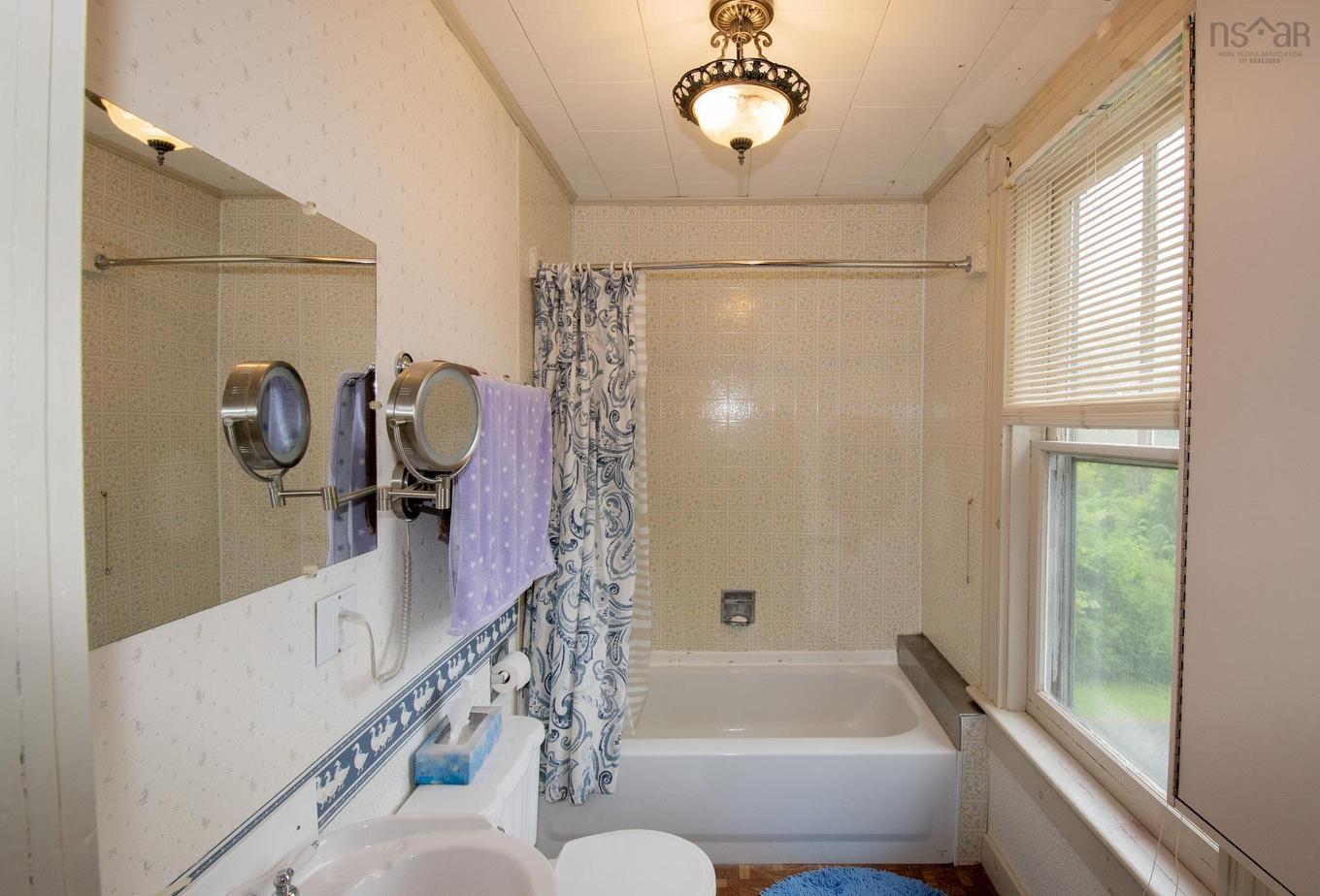 121 Water Street, Shelburne, NS - Indoor Photo Showing Bathroom