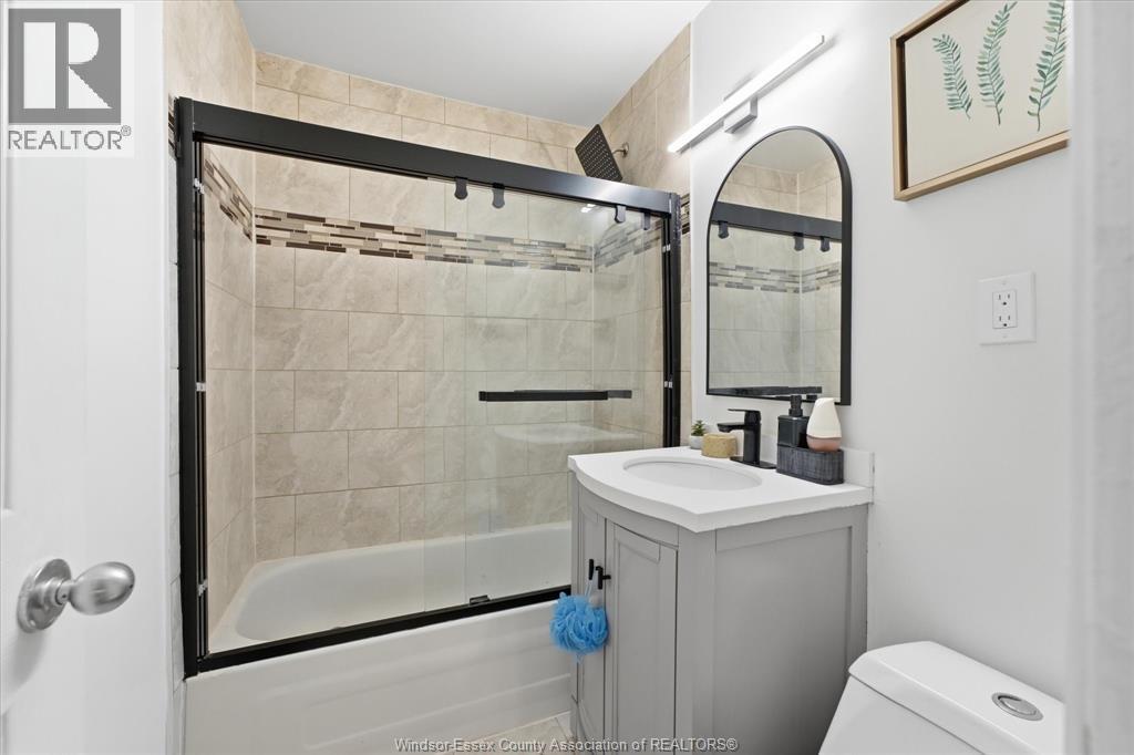 1330 Central Avenue, Windsor, ON - Indoor Photo Showing Bathroom