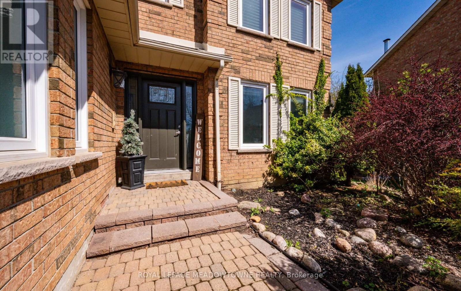 16 Cox Crescent, Brampton, ON