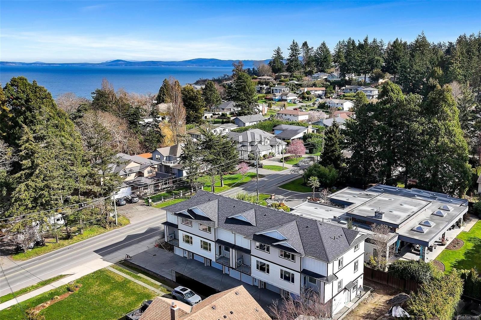 #3-1559 Ash Rd, Saanich, BC