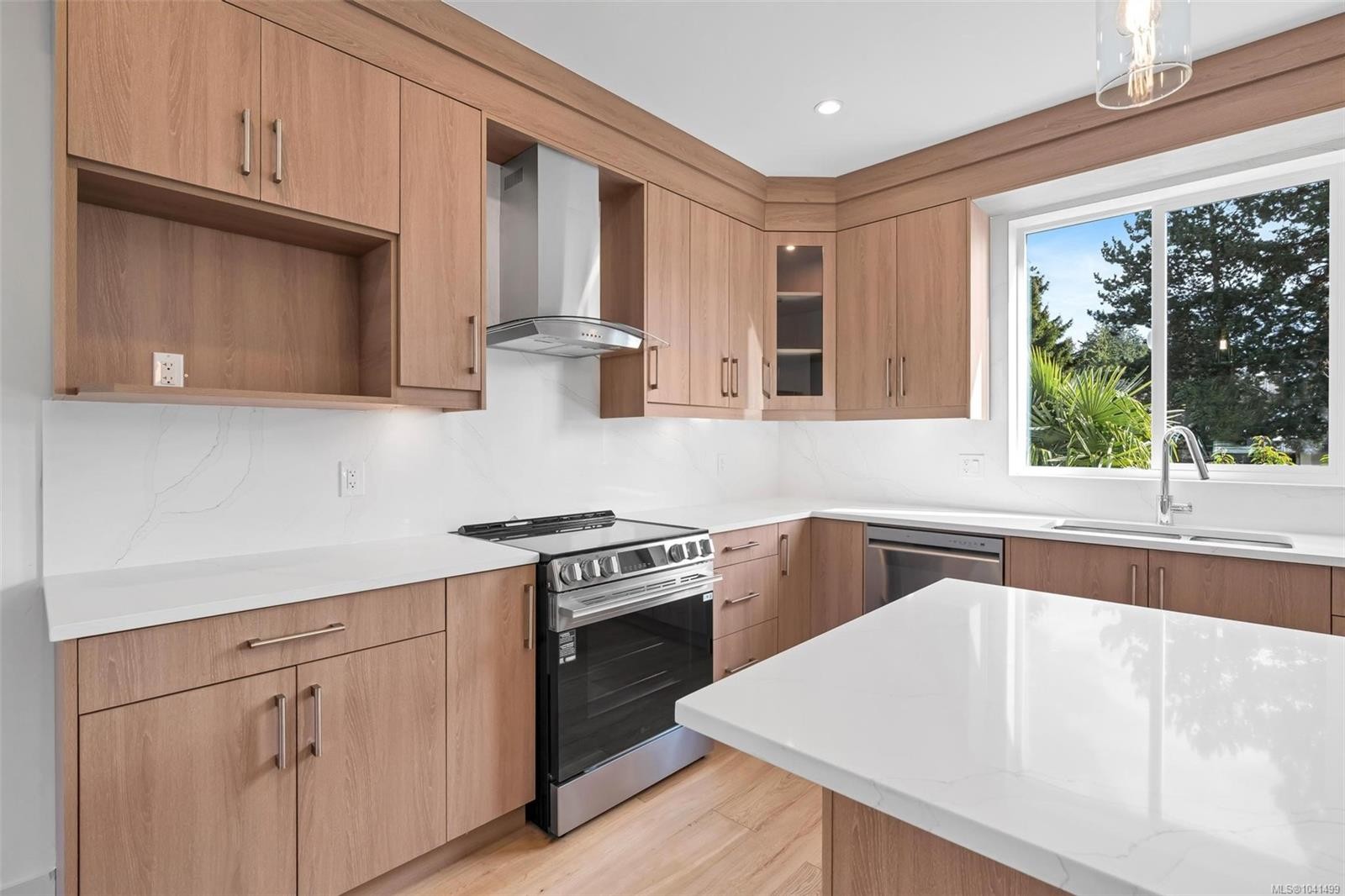 #3-1559 Ash Rd, Saanich, BC