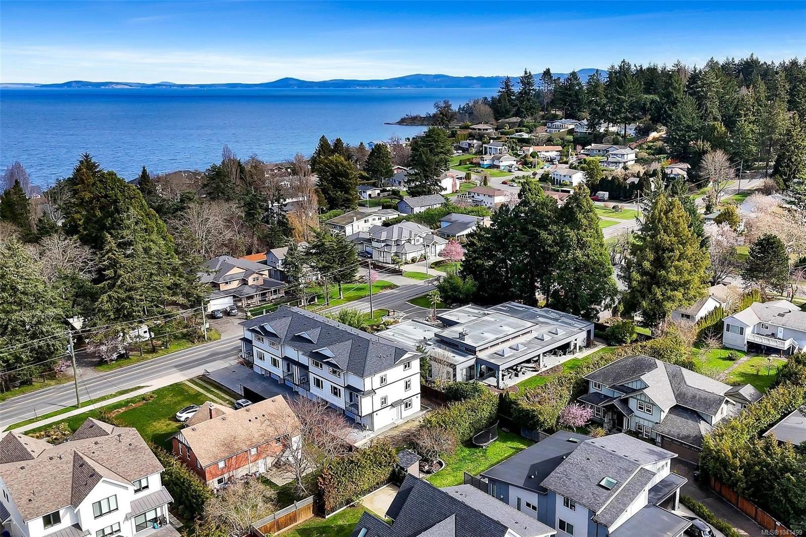 #3-1559 Ash Rd, Saanich, BC