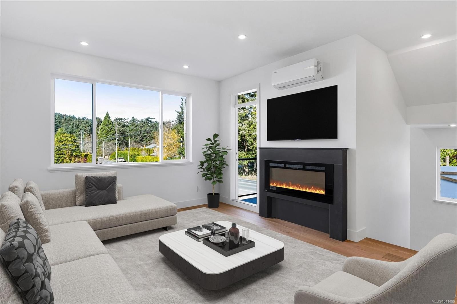 #3-1559 Ash Rd, Saanich, BC