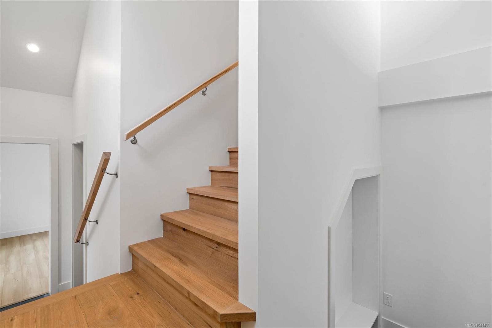 #3-1559 Ash Rd, Saanich, BC