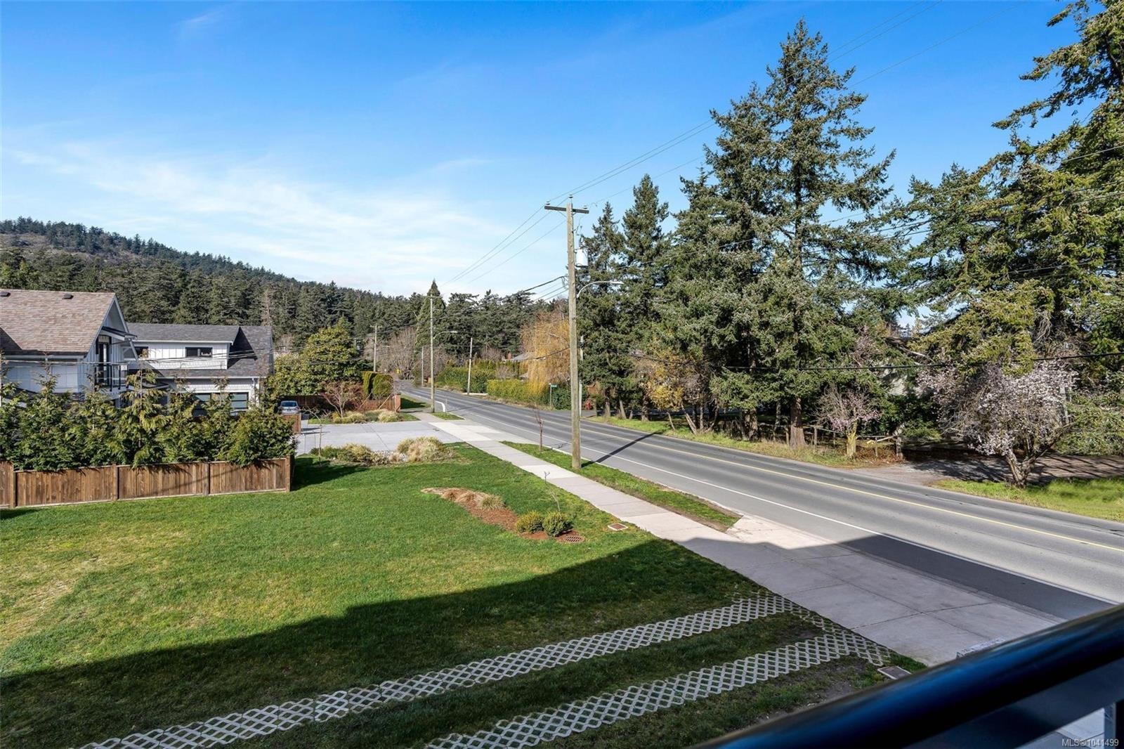 #3-1559 Ash Rd, Saanich, BC