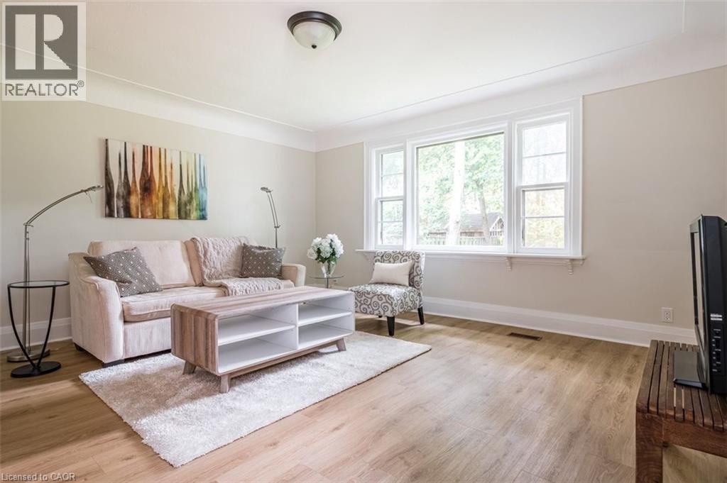 11 Dromore Crescent, Hamilton, ON - Indoor Photo Showing Living Room