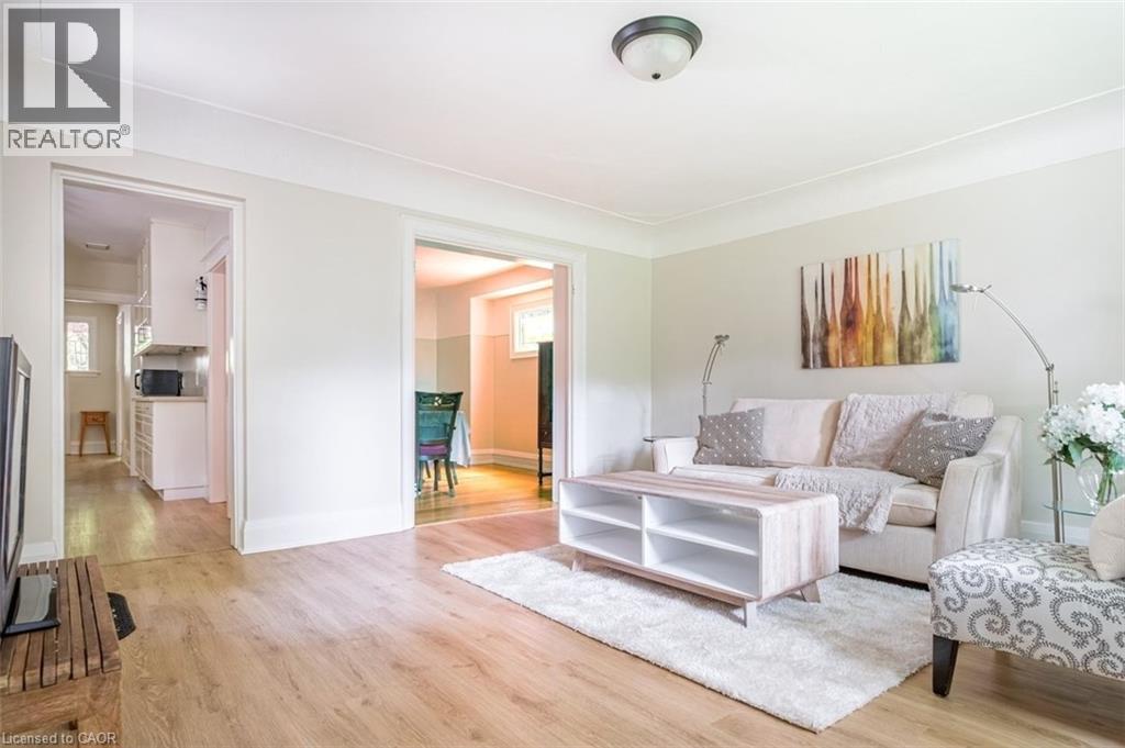 11 Dromore Crescent, Hamilton, ON - Indoor Photo Showing Living Room