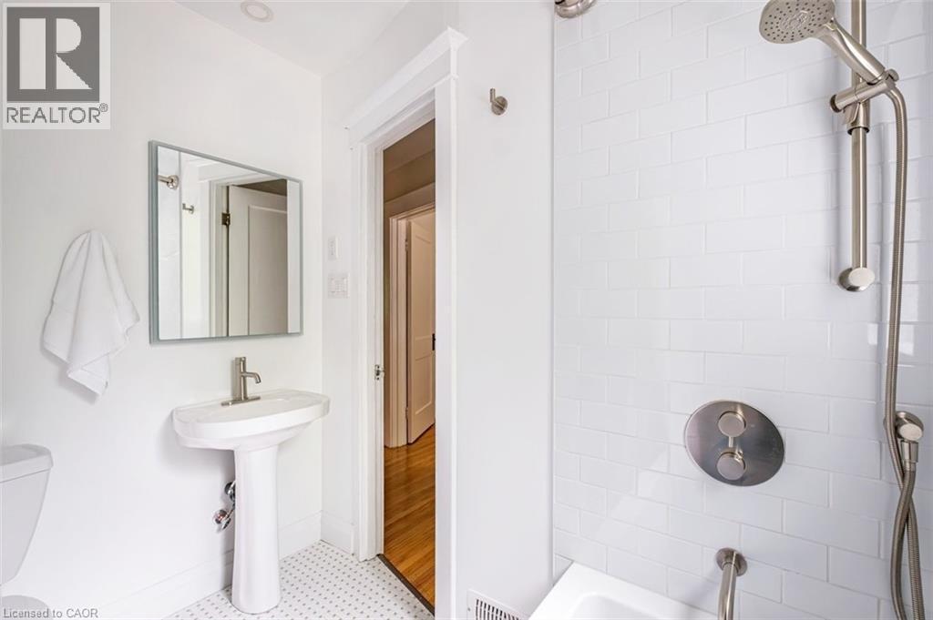 11 Dromore Crescent, Hamilton, ON - Indoor Photo Showing Bathroom