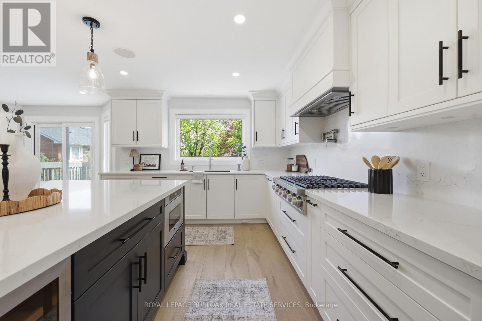 2029 Kempton Park Drive, Mississauga, ON - Indoor Photo Showing Kitchen With Upgraded Kitchen