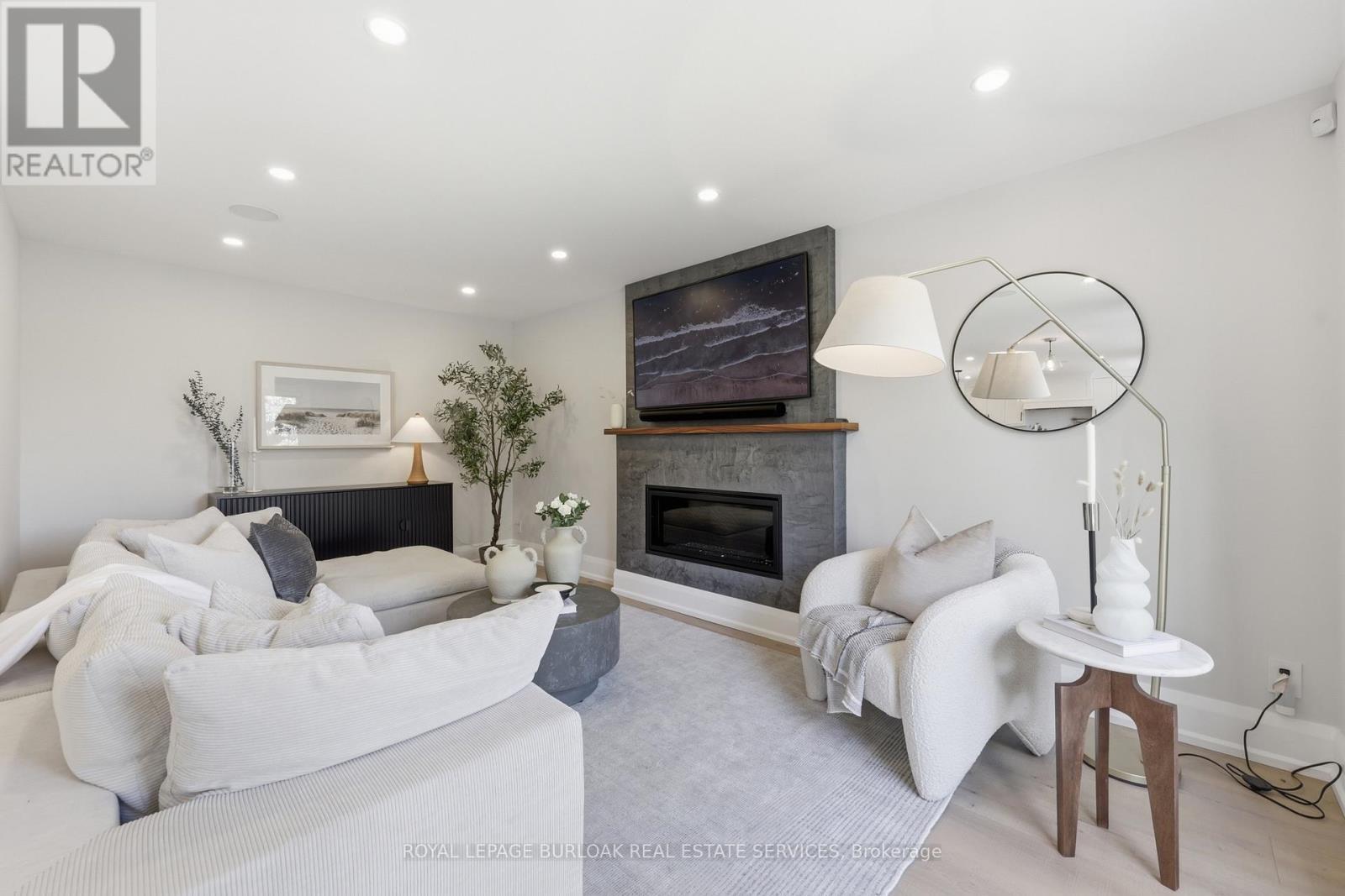 2029 Kempton Park Drive, Mississauga, ON - Indoor Photo Showing Living Room With Fireplace