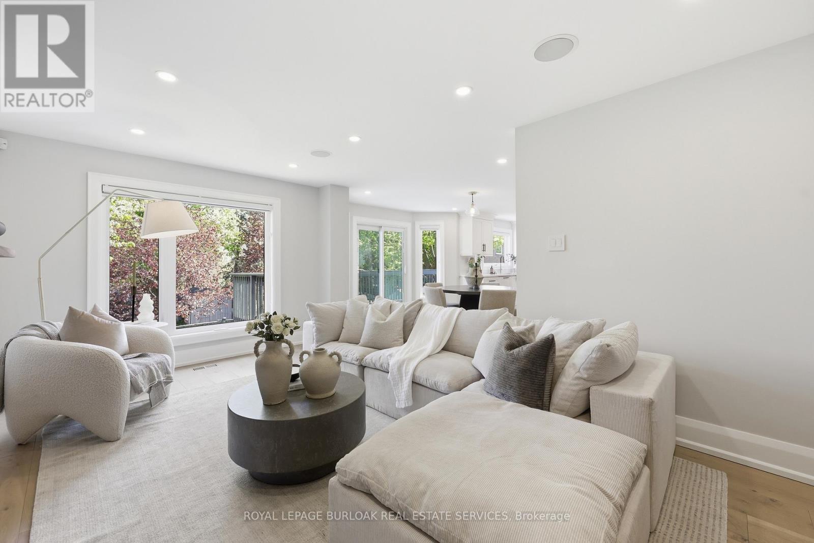 2029 Kempton Park Drive, Mississauga, ON - Indoor Photo Showing Living Room