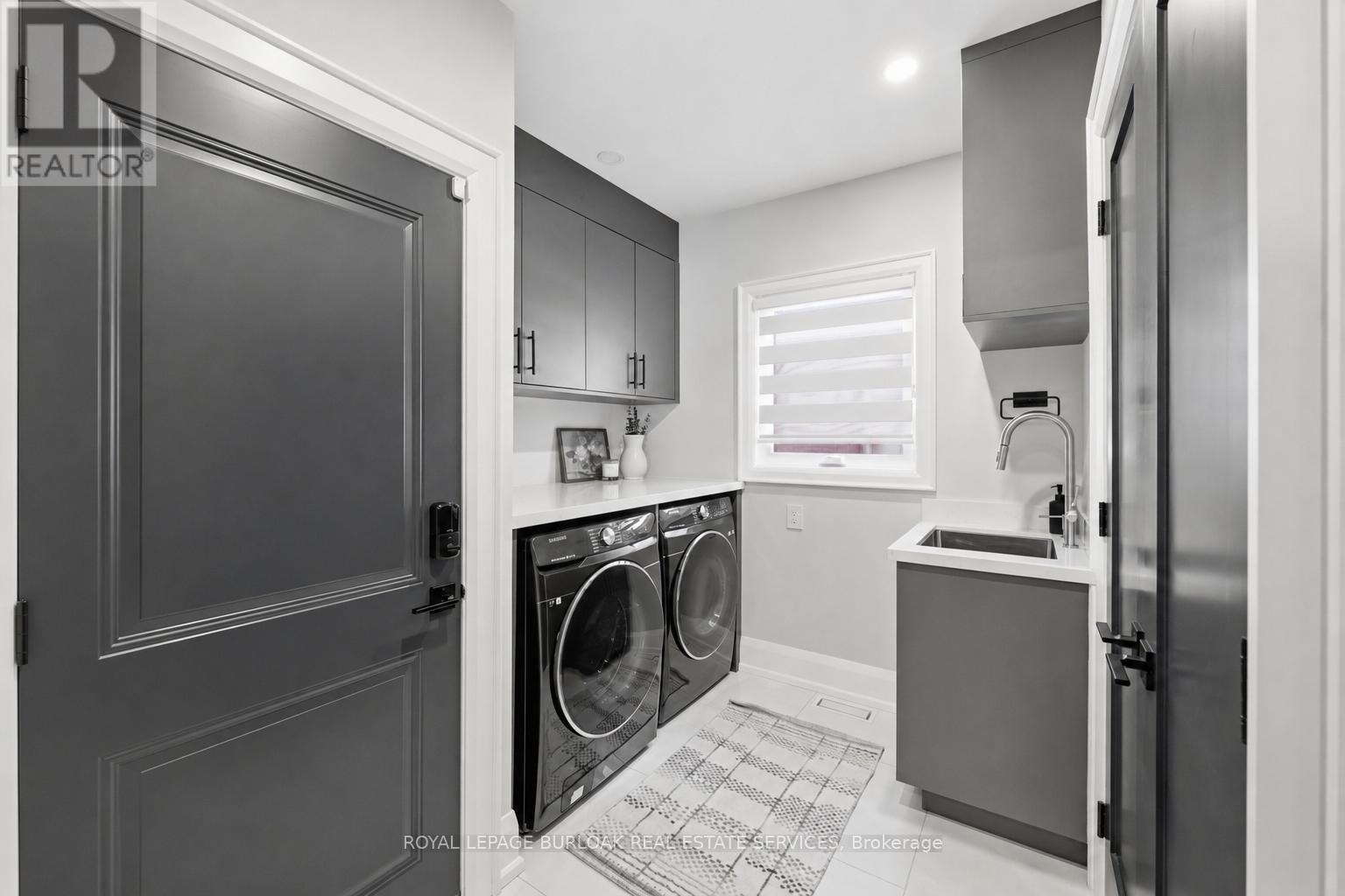 2029 Kempton Park Drive, Mississauga, ON - Indoor Photo Showing Laundry Room