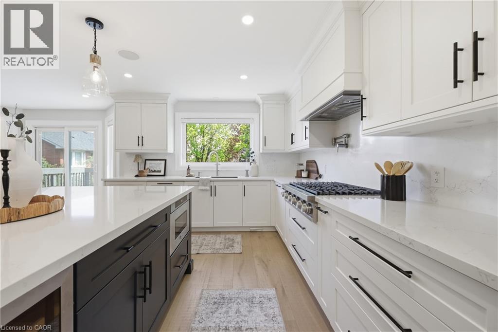 2029 Kempton Park Drive, Mississauga, ON - Indoor Photo Showing Kitchen With Upgraded Kitchen
