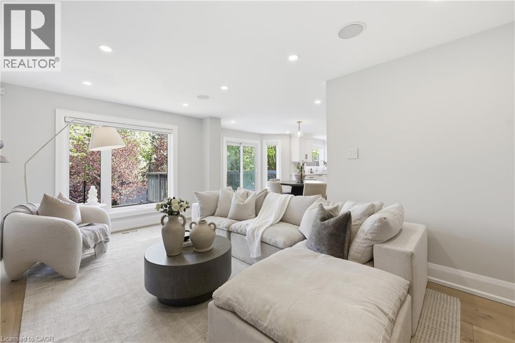 2029 Kempton Park Drive, Mississauga, ON - Indoor Photo Showing Living Room