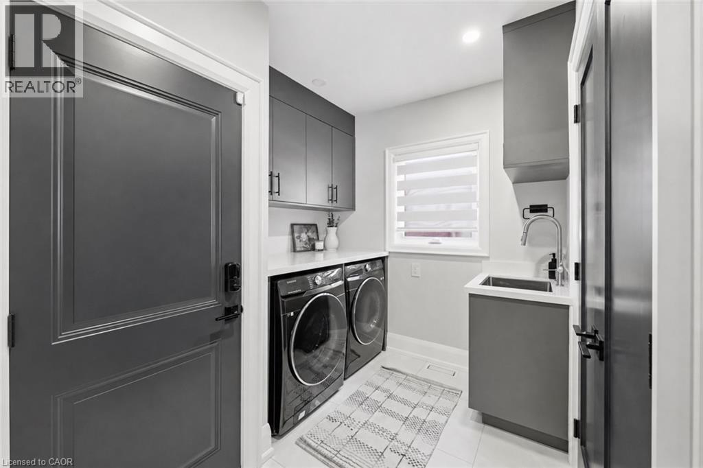 2029 Kempton Park Drive, Mississauga, ON - Indoor Photo Showing Laundry Room
