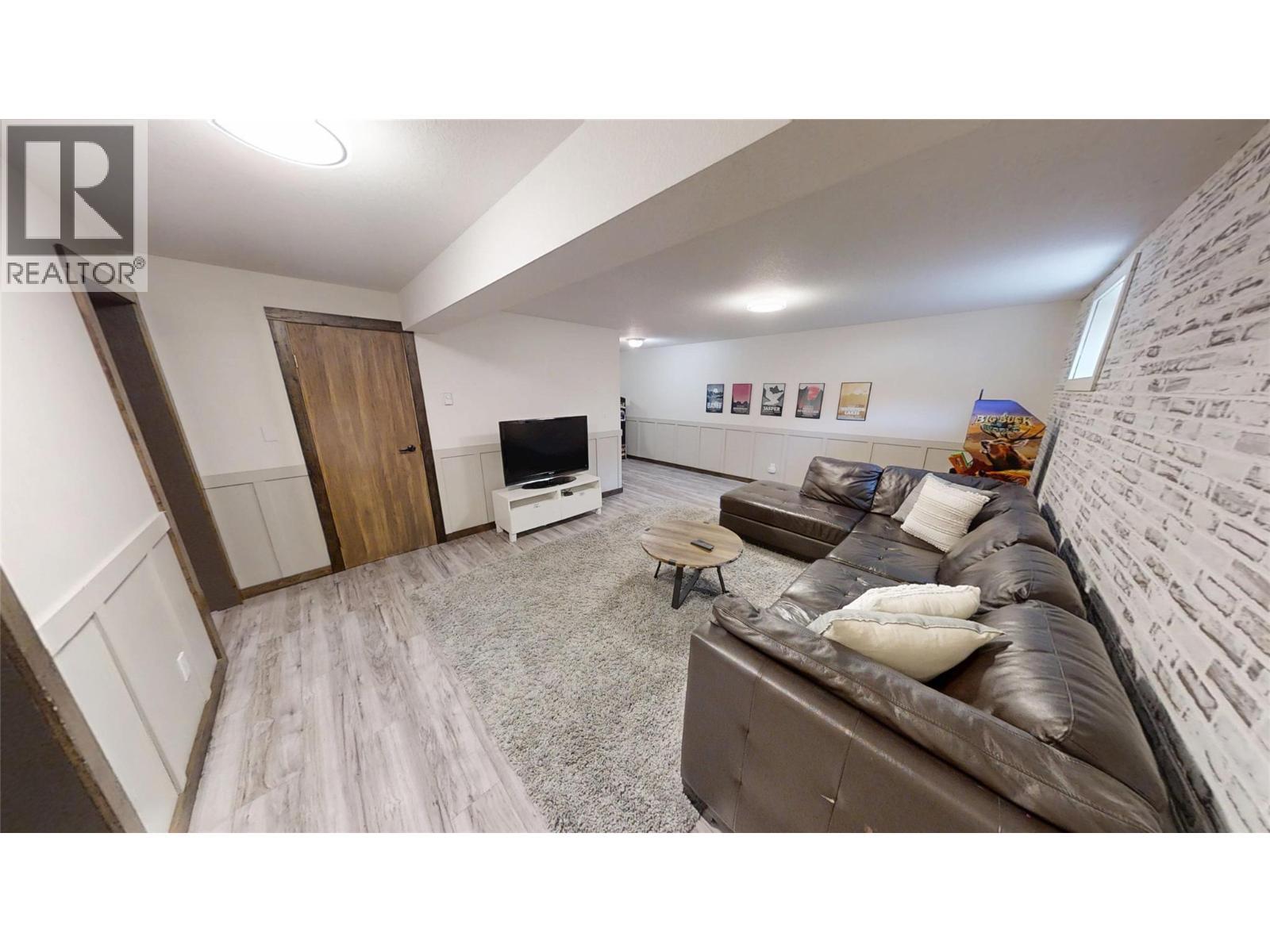 Family Room - 1600 14Th Street, Invermere, BC