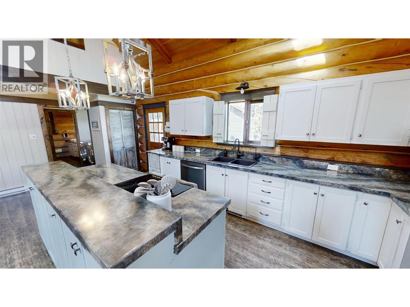 Kitchen - 1600 14Th Street, Invermere, BC