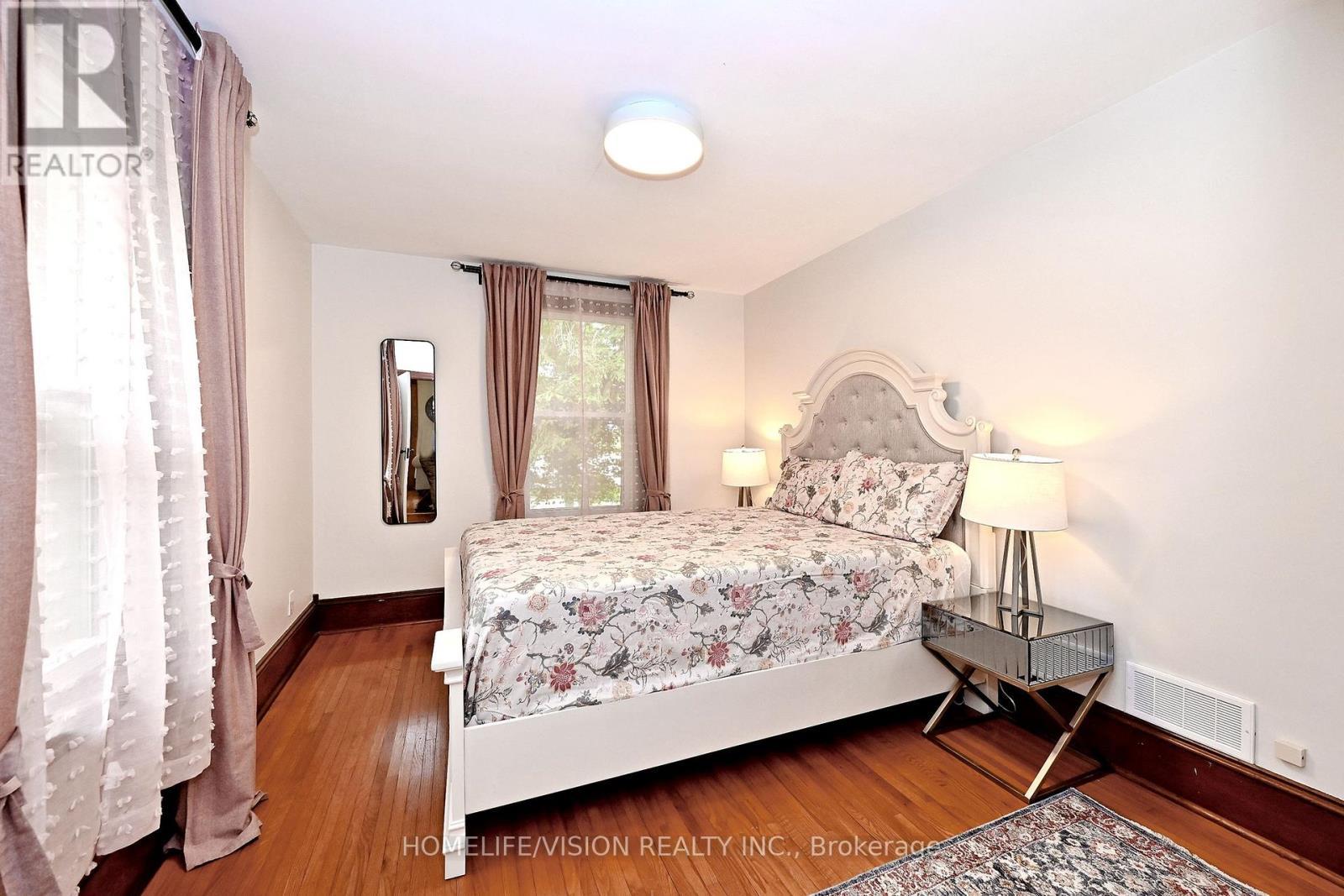 135 Elgin Street N, Cambridge, ON