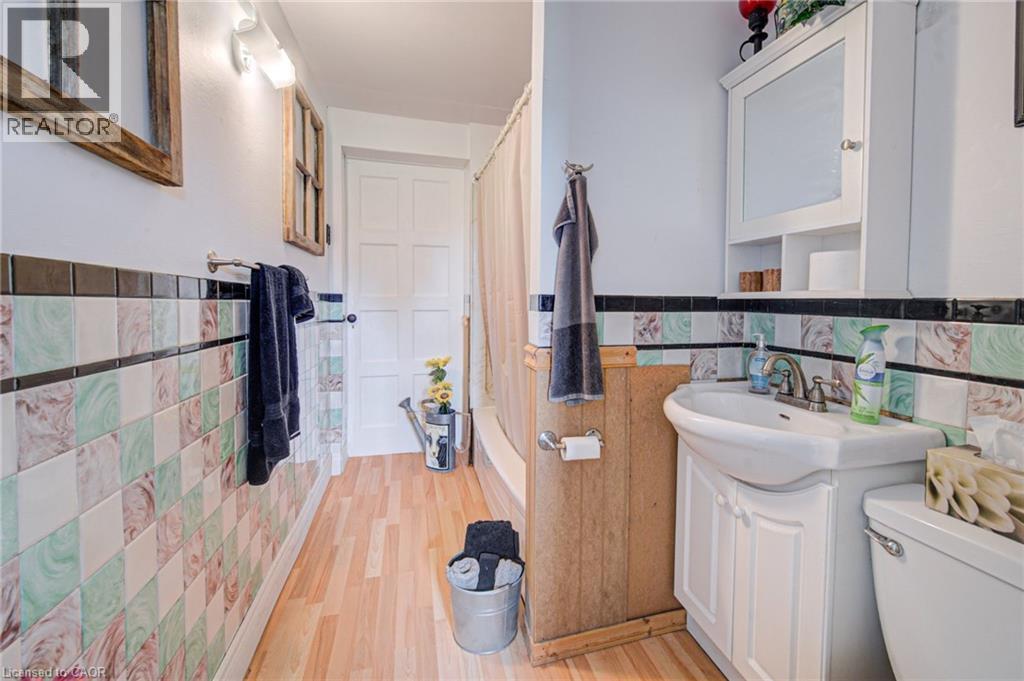 Main floor full bath - 1032 Gore Road, Hamilton, ON
