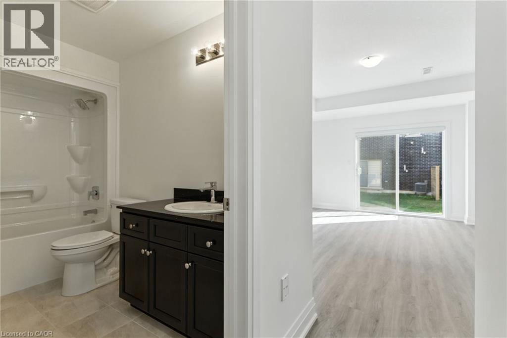 4 Clear Valley Lane, Mount Hope, ON - Indoor Photo Showing Bathroom