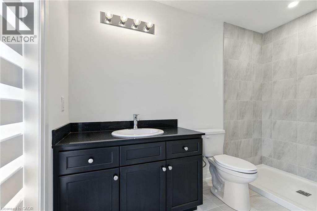 4 Clear Valley Lane, Mount Hope, ON - Indoor Photo Showing Bathroom