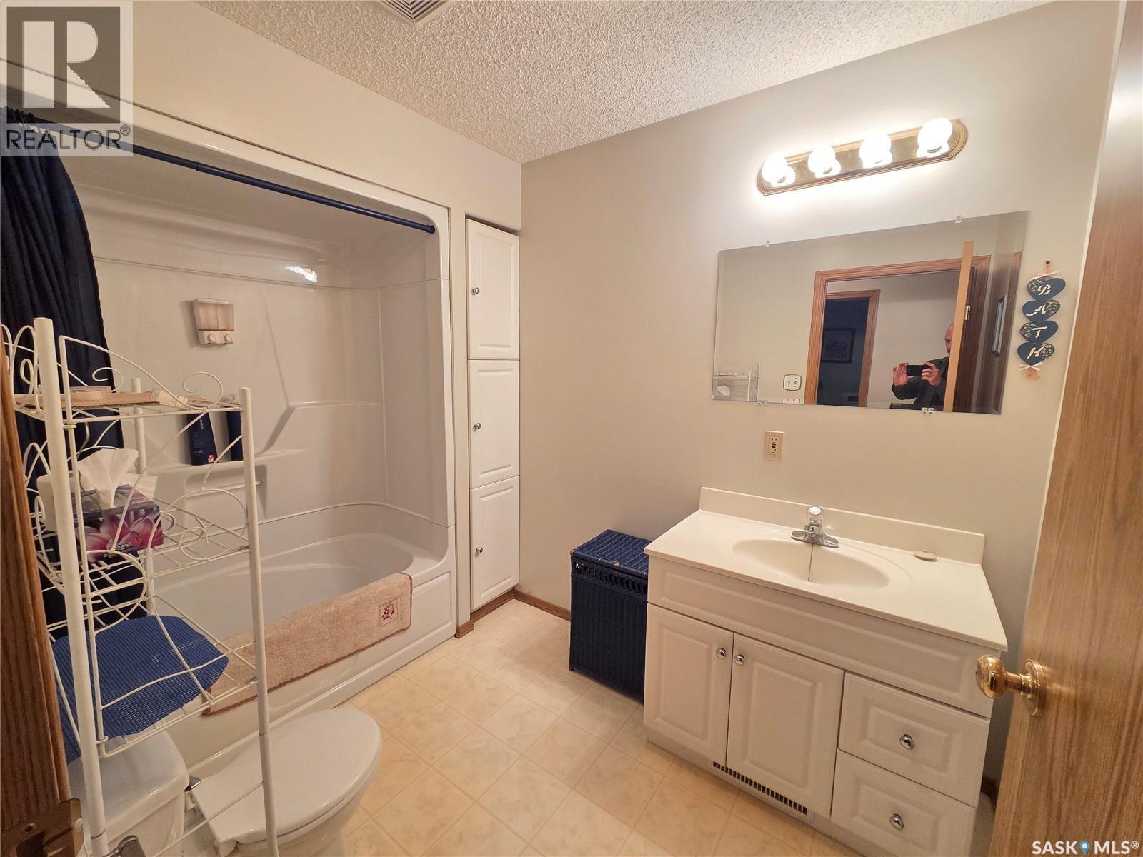 15 Adelaide Street, Manor, SK