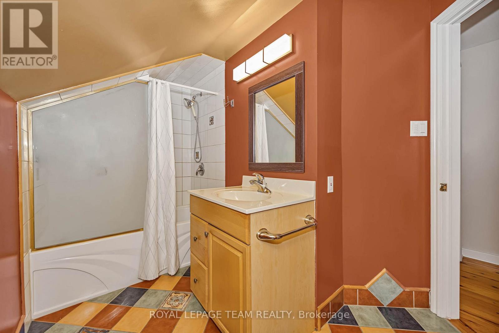 Full bath on upper level - 4 Queen Mary Street, Ottawa, ON