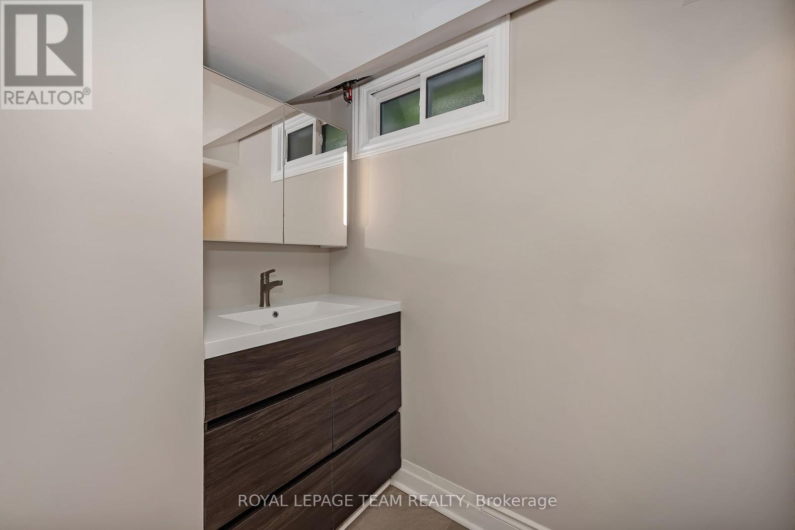 4-pc bathroom in lower level - 4 Queen Mary Street, Ottawa, ON