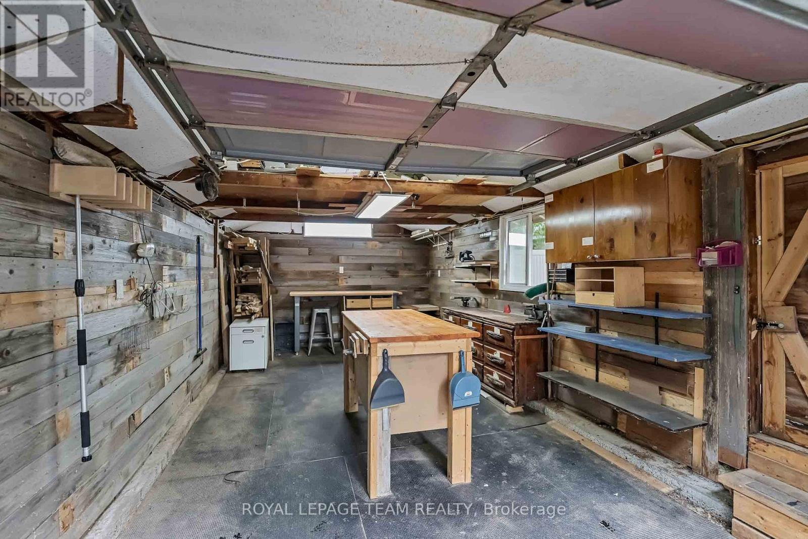 Detached garage, currently set-up as a workshop - 4 Queen Mary Street, Ottawa, ON