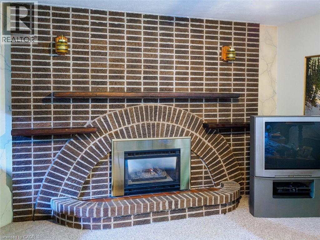 Gas FP in family room - 50 Thorncliffe Road, Simcoe, ON
