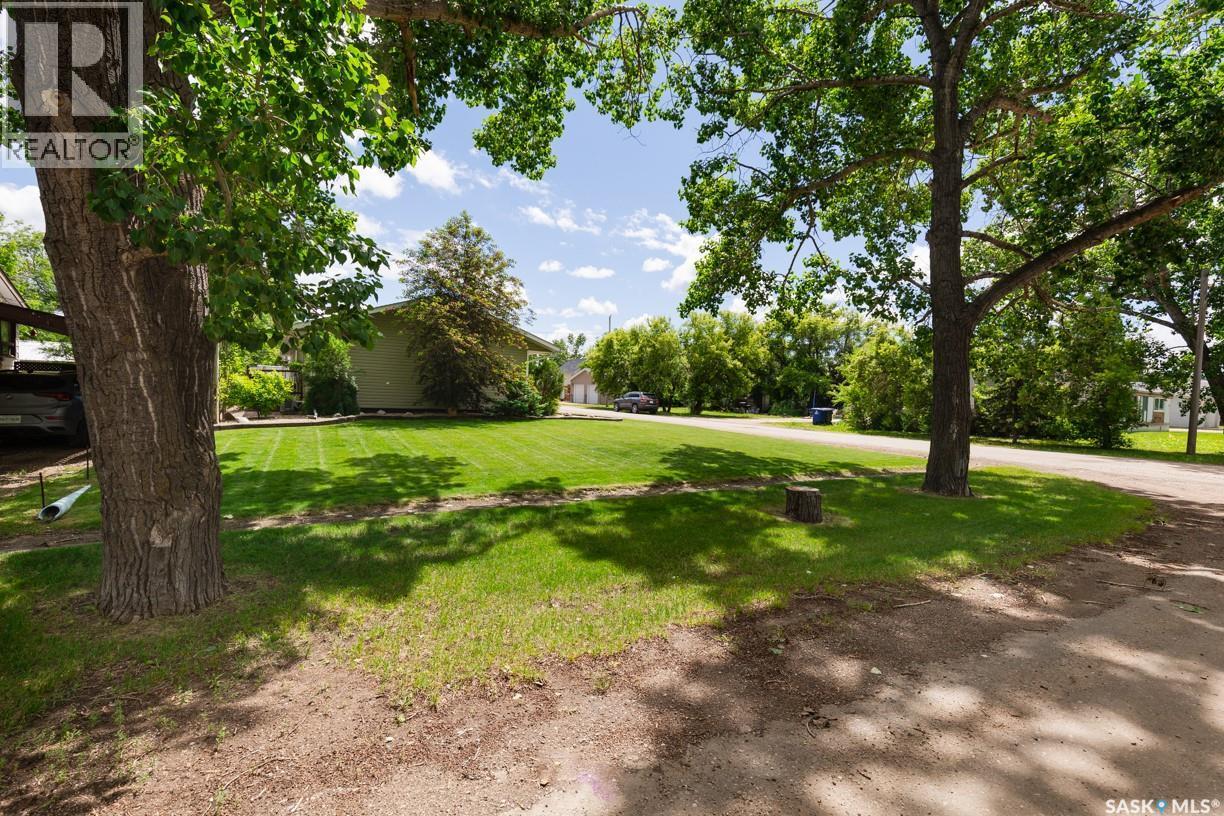 111 4Th Avenue, Coleville, SK - Outdoor