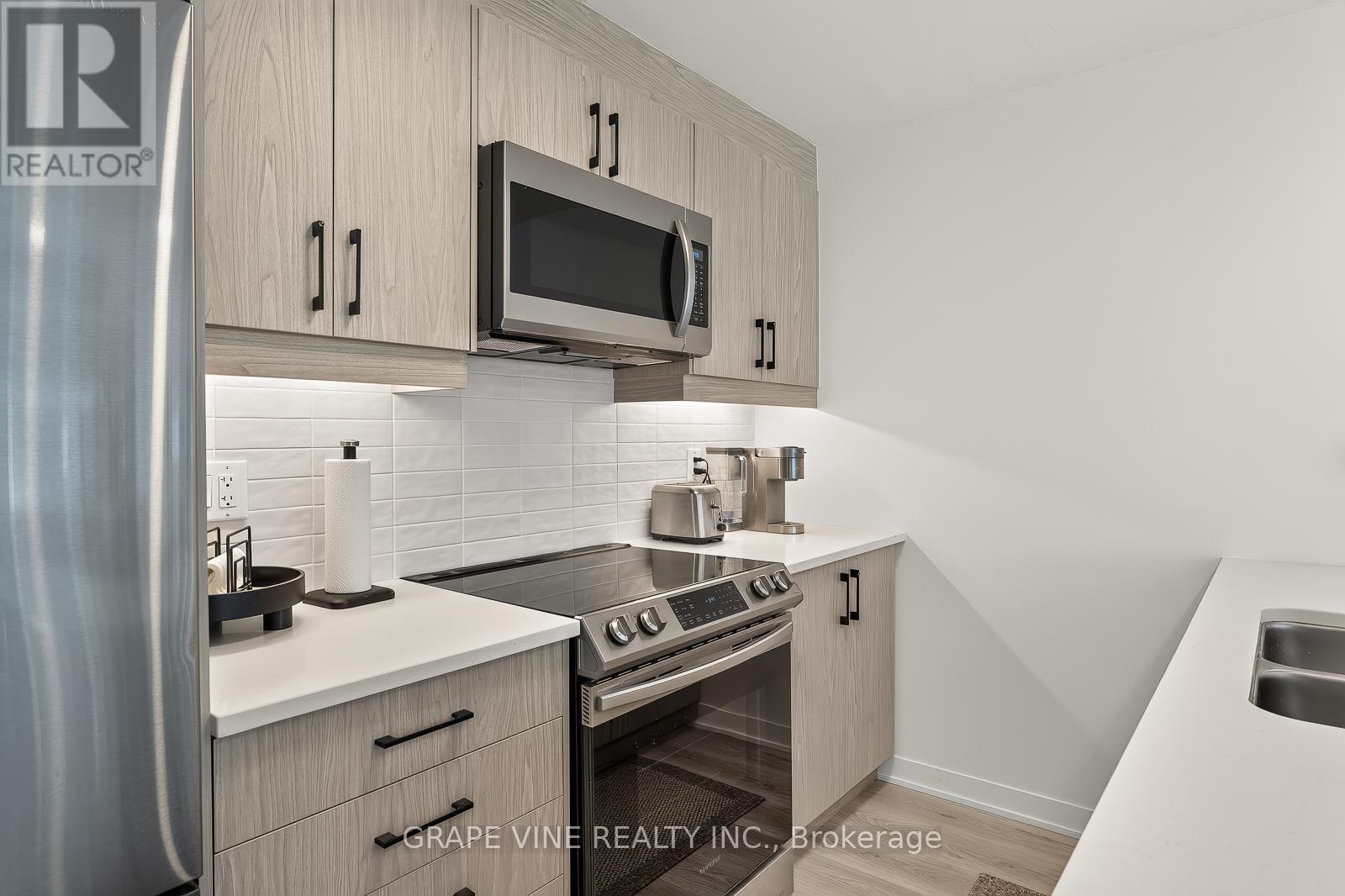 369 Olivenite Private, Ottawa, ON - Indoor Photo Showing Kitchen With Upgraded Kitchen