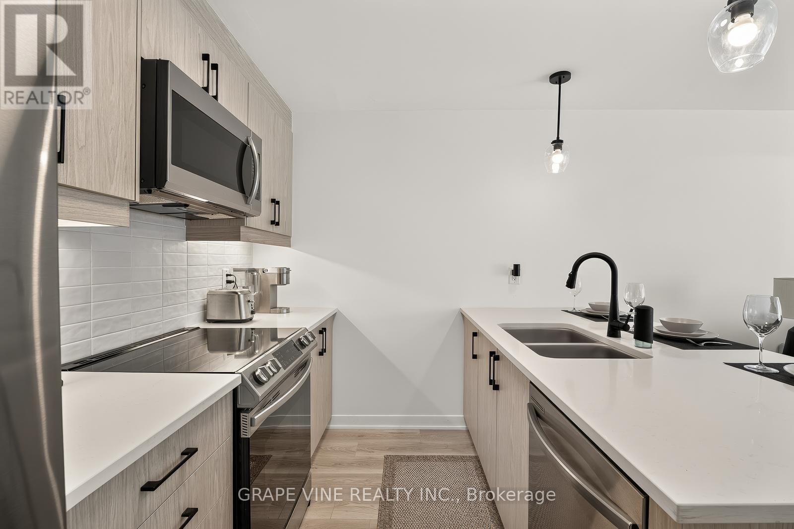 369 Olivenite Private, Ottawa, ON - Indoor Photo Showing Kitchen With Double Sink With Upgraded Kitchen
