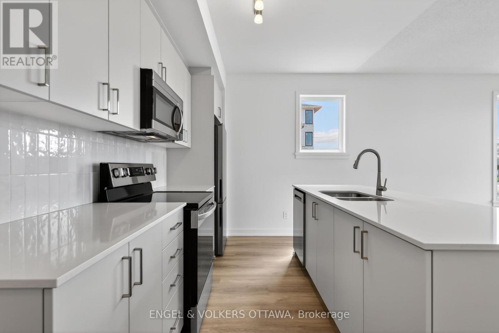 100 Stardust Private, Ottawa, ON