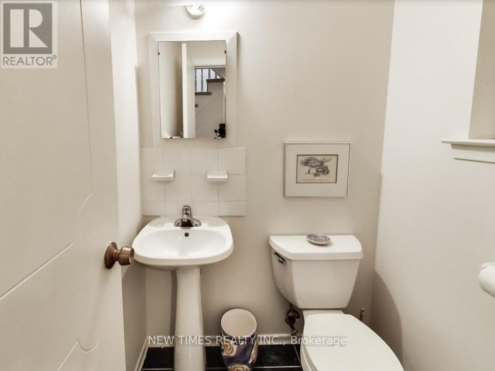 4 Ashstead Place, Toronto, ON