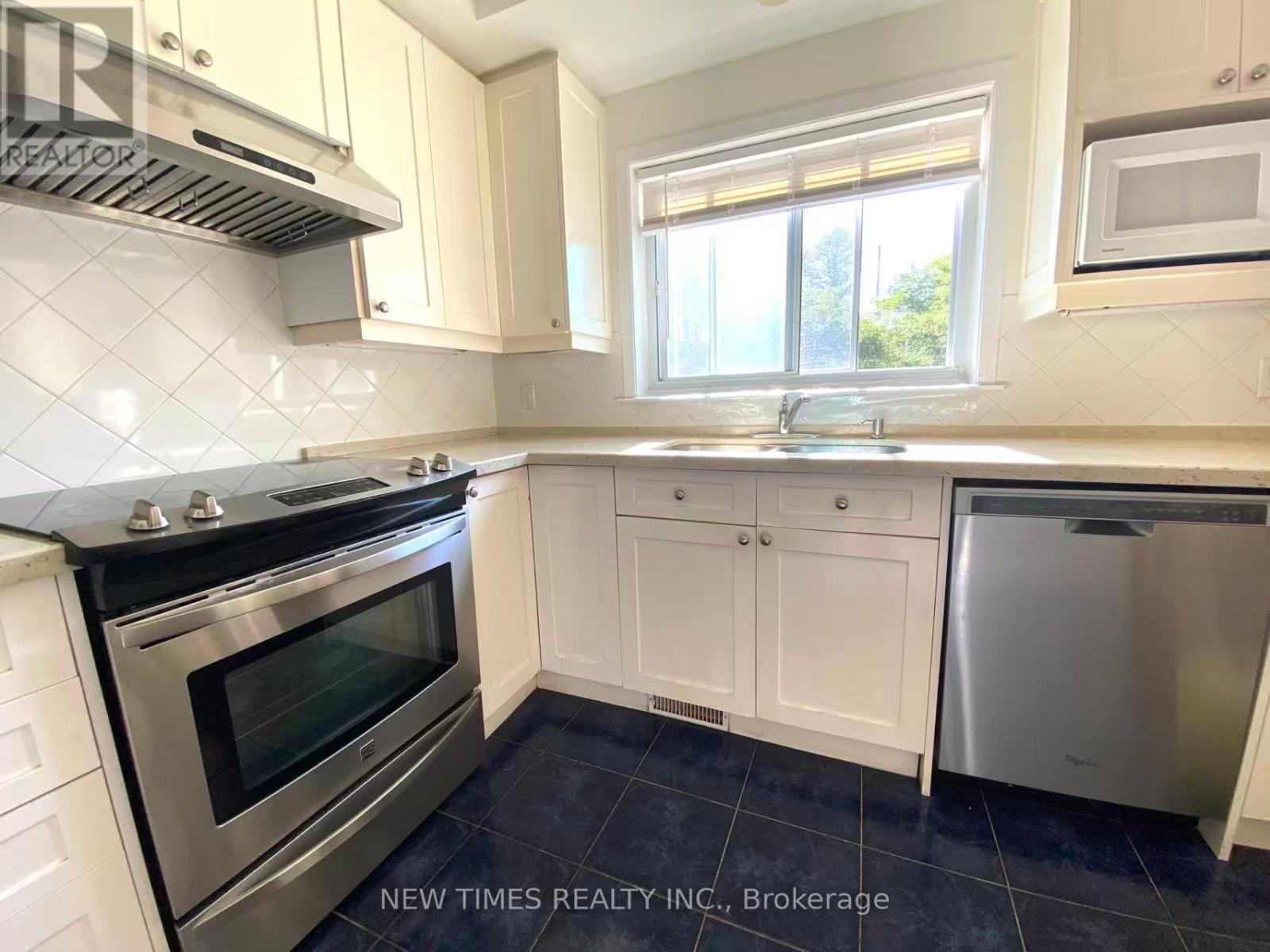 4 Ashstead Place, Toronto, ON