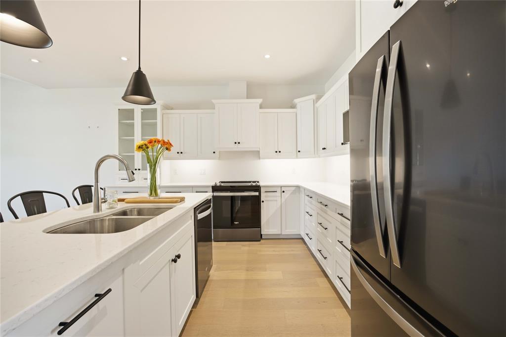 102 Leneve Street, Lambton Shores, ON - Indoor Photo Showing Kitchen With Double Sink With Upgraded Kitchen