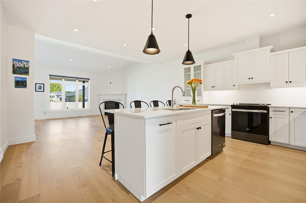 102 Leneve Street, Lambton Shores, ON - Indoor Photo Showing Kitchen With Upgraded Kitchen